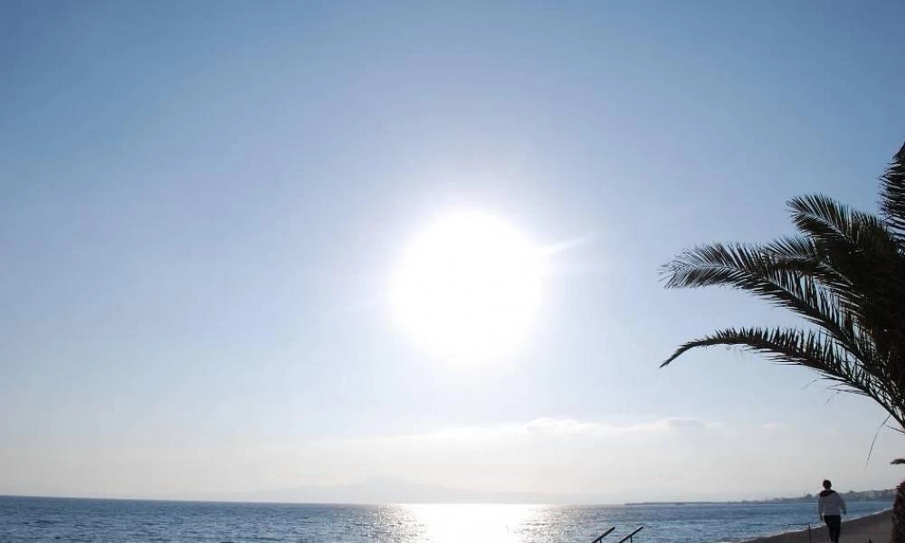 Ο ήλιος αδρανοποιεί κατά 90% τον κορονοϊό; Πόσα λεπτά χρειάζεται